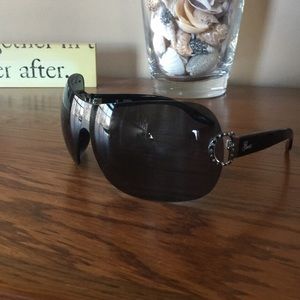 Guess women’s sunglasses